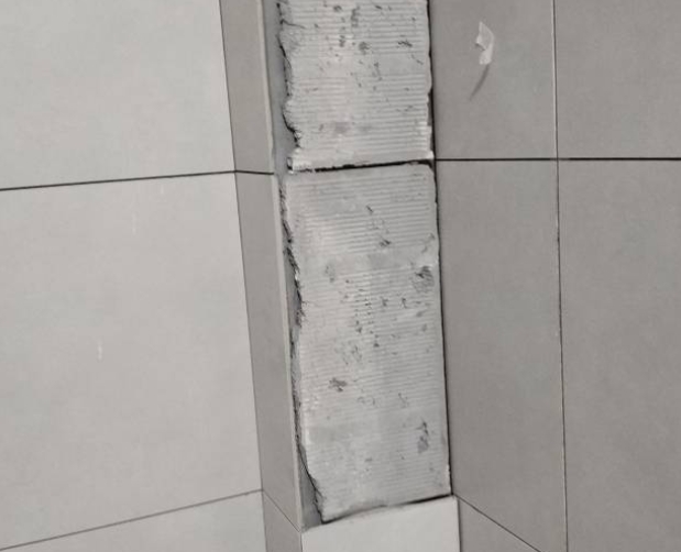 工布江达瓷砖空鼓维修公司分享下瓷砖施工前基层浇水润湿程度不足，可能导致以下问题